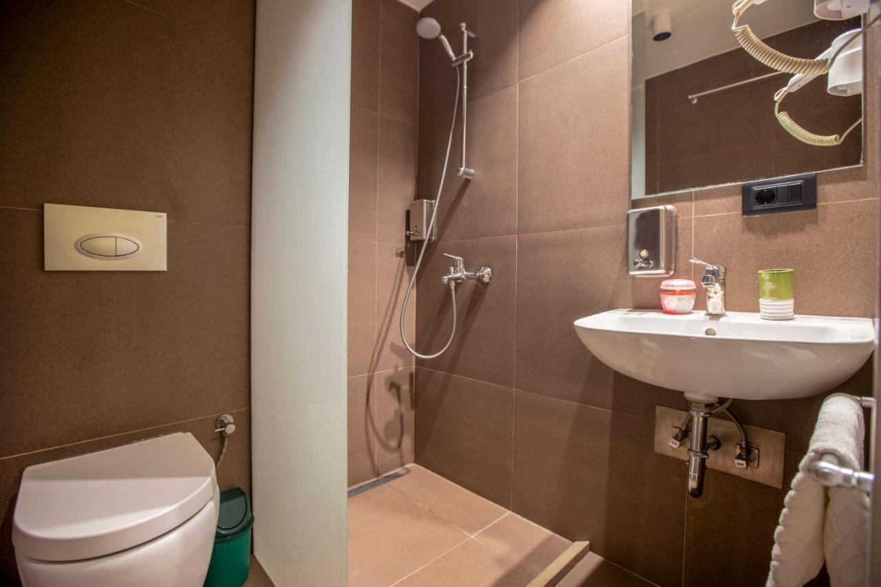 Hotel 4 Llulla Prishtinë Luaran gambar