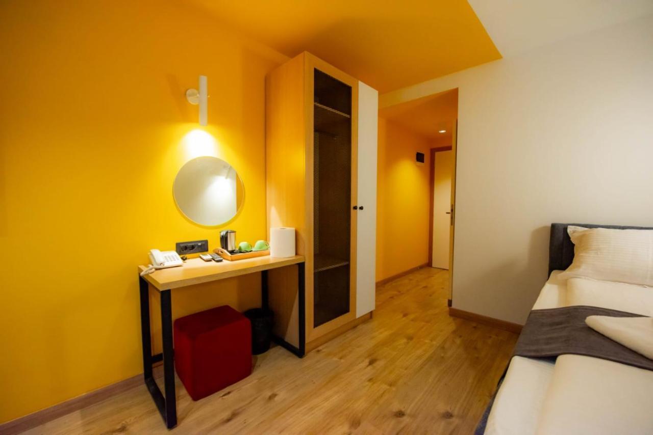 Hotel 4 Llulla Prishtinë Luaran gambar